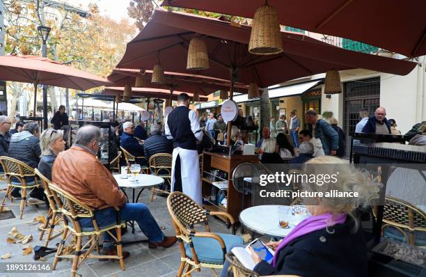 December 2023, Spain, Palma: Tourists enjoy the last day of the year on a terrace in a bar in the center of Palma. For many Europeans, the Balearic...