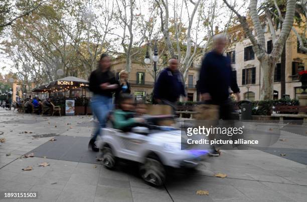 December 2023, Spain, Palma: Tourists stroll through Born Street in the center of Palma on the last day of the year. For many Europeans, the Balearic...