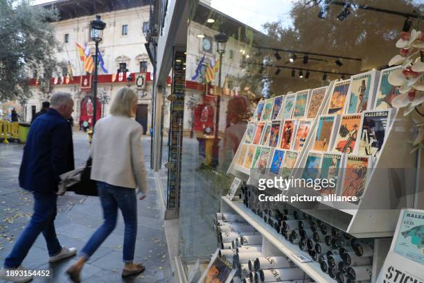 December 2023, Spain, Palma: Tourists walk next to a store in the center of Palma on the last day of the year. For many Europeans, the Balearic...