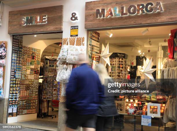 December 2023, Spain, Palma: Tourists walk next to a store in the center of Palma on the last day of the year. For many Europeans, the Balearic...