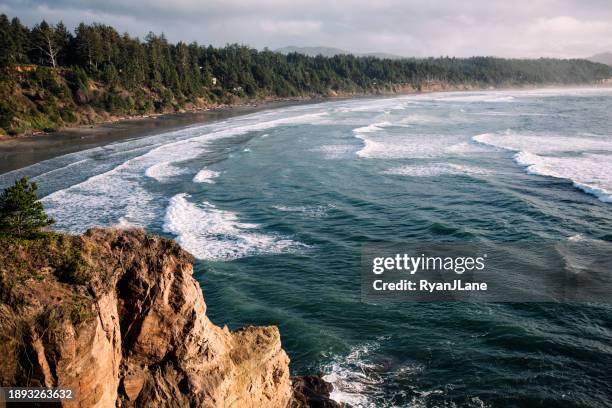 crashing waves on rock formations at oregon coast - lincoln city oregon stock pictures, royalty-free photos & images