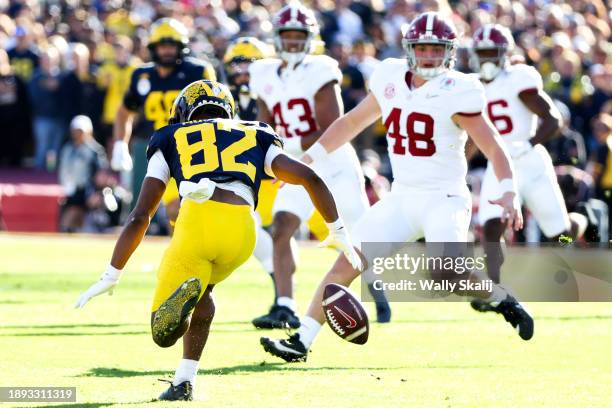 Michigan Wolverines wide receiver Semaj Morgan fumbles a punt return in front of Alabama Crimson Tide long snapper Kneeland Hibbett during the first...