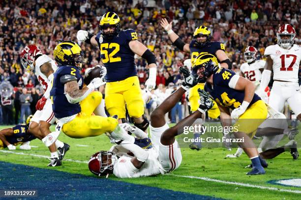 Michigan Wolverines running back Blake Corum scores on a 17-yard run to go-ahead during overtime of the College Football Playoff semifinals hosted by...