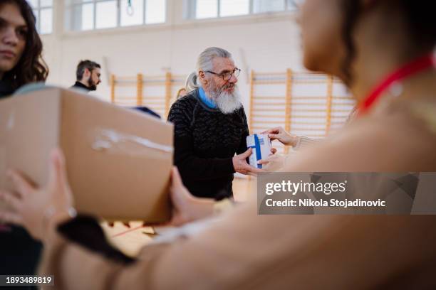 es ist leicht, edel zu sein - flüchtlingsunterkunft stock-fotos und bilder