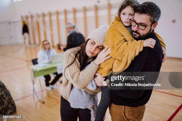 die flüchtlinge - flüchtlingsunterkunft stock-fotos und bilder