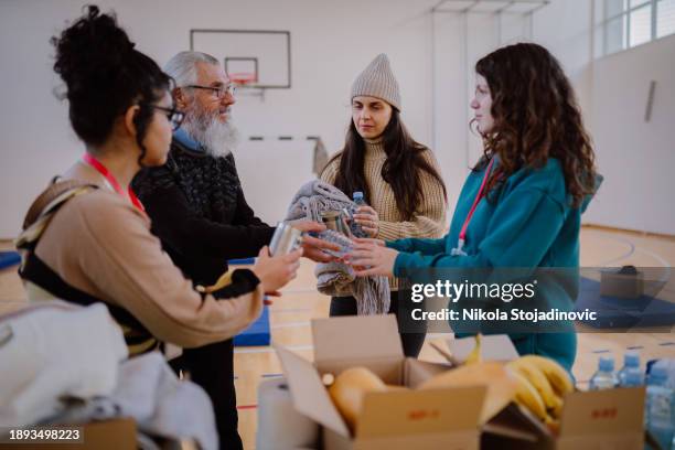 menschen, die hilfe brauchen, können sie hier bekommen - initiative stock-fotos und bilder