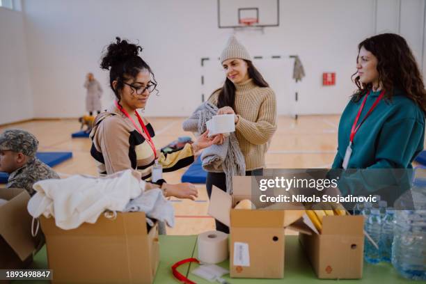 sicheren ort - flüchtlingslager stock-fotos und bilder