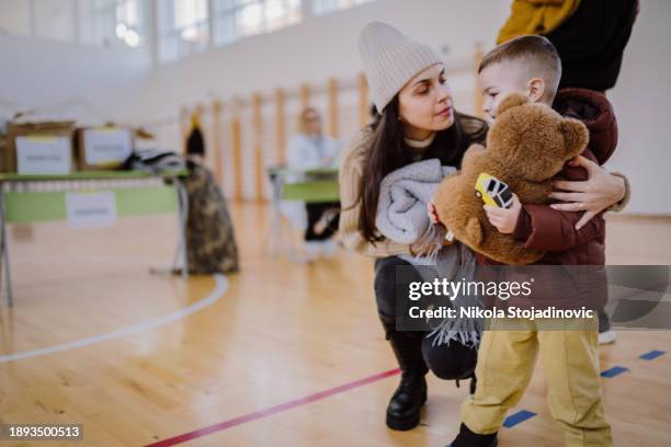 los refugiados - refugiado fotografías e imágenes de stock