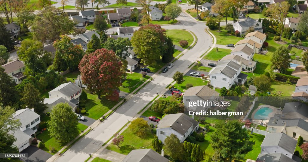 Casas suburbanas en King of Prussia, Pensilvania en un día nublado - Aéreo