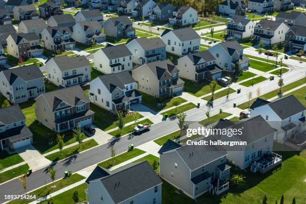 zahlreiche vorstadthäuser in ann arbor, michigan - wohnungsprobleme stock-fotos und bilder