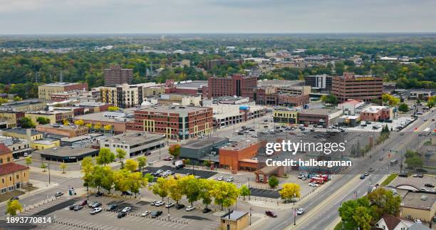centro de st. cloud, minnesota en un día nublado - aéreo - minnesota fotografías e imágenes de stock