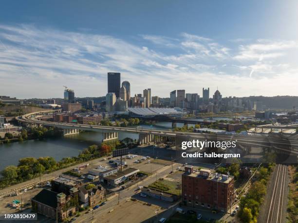 luftaufnahme der innenstadt von pittsburgh, pennsylvania von east allegheny an einem meist klaren tag - pittsburgh stock-fotos und bilder