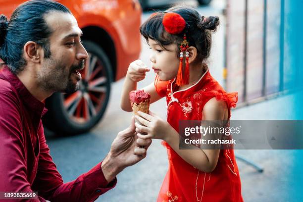 vater und tochter essen eis - girl eating messy ice cream cone stock-fotos und bilder