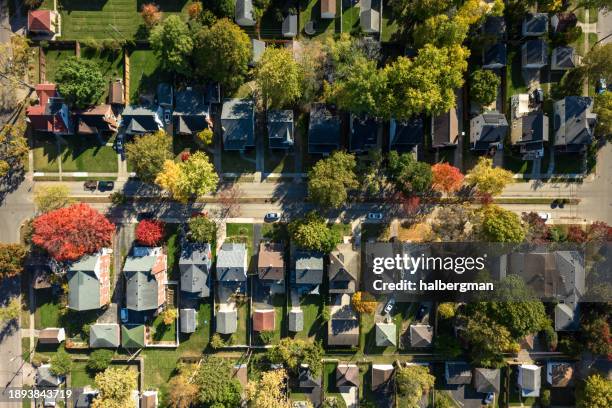 tiro de drone aéreo de ruas residenciais - desenvolvimento de habitações - fotografias e filmes do acervo