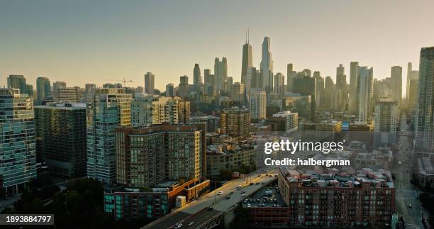 wide drone shot of river north, chicago on a fall morning - televisão de alta definição imagens e fotografias de stock