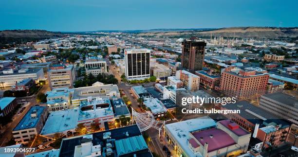 luftaufnahme von downtown billings von over broadway in der dämmerung - montana stock-fotos und bilder