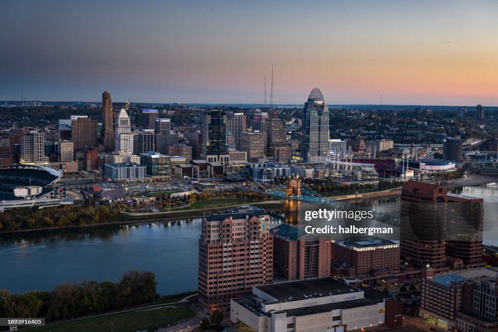 Vista de dron del centro de Cincinnati, Ohio desde Covington, Kentucky antes del amanecer en otoño