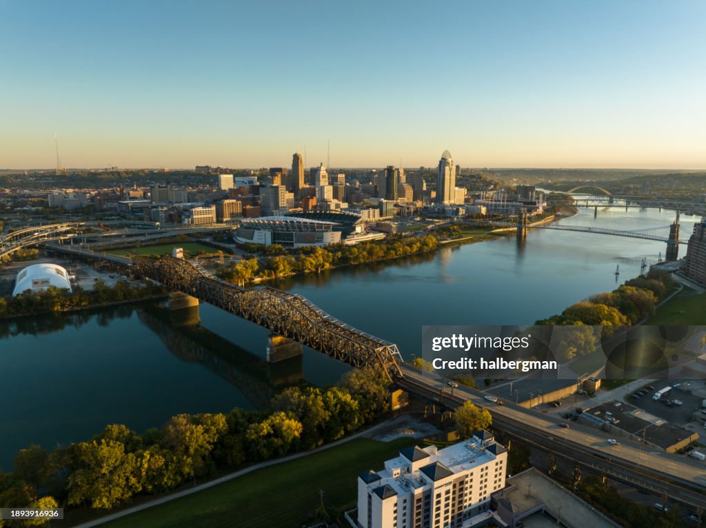 Ohio River zwischen Downtown Cincinnati und Covington, Kentucky im Morgengrauen - Luftaufnahme