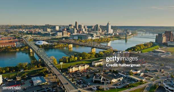 cincinnati stadtbild von covington, kentucky an einem sonnigen herbstmorgen - luftaufnahme - ohio stock-fotos und bilder