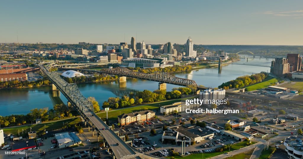晴れた秋の朝のケンタッキー州コビントンからのシンシナティの街並み - 空撮
