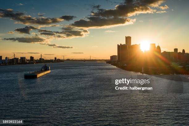 日没時のデトロイト川のはしけ - 空中 - detroit river ストックフォトと画像