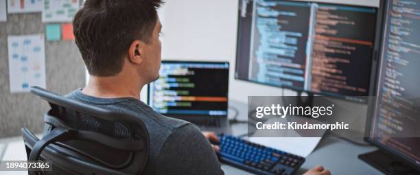 amerikanischer männlicher software-ingenieur-entwickler verwendet einen laptop-computer im homeoffice und arbeitet an der programmierung von anwendungsprogrammen. programmiersprachenentwicklungstechnologie, konzept der freiberuflichen arbeit von zu hause - softwareentwicklung stock-fotos und bilder