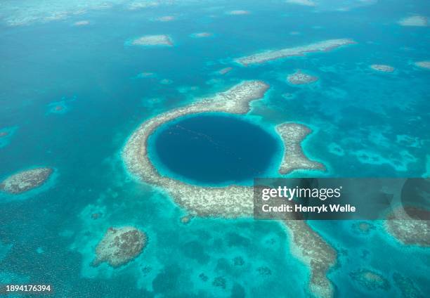 belize - great blue hole imagens e fotografias de stock