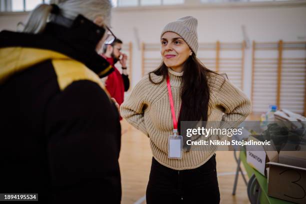 spenden an geflüchtete in einer unterkunft - humanitäre hilfe stock-fotos und bilder