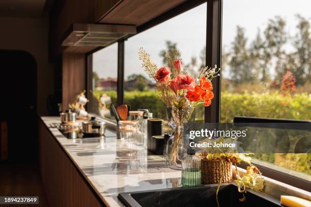 une cuisine moderne baignée par le soleil du matin - annonce immobilière photos et images de collection