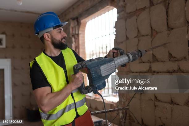 construction worker picks the wall to put tiles - martillo neumático fotografías e imágenes de stock