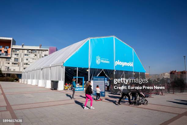 Dozens of people queue to visit the giant Playmobil Nativity Scene in the Plaza de las Constelaciones, on 30 December, 2023 in Mostoles, Madrid,...