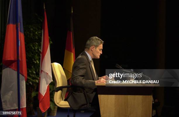 Le ministre français de l'Economie et des Finances Francis Mer s'exprime, le 17 mai 2003 dans la salle du centre international de Deauville, lors...