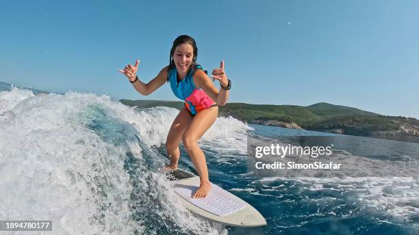 frau genießt wakeboard-abenteuer auf dem meer und schafft momente purer aufregung und freude in den erfrischenden wellen - wasserski stock-fotos und bilder