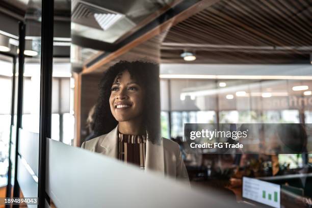 businesswoman contemplating on the office - entrepreneur stockfoto's en -beelden