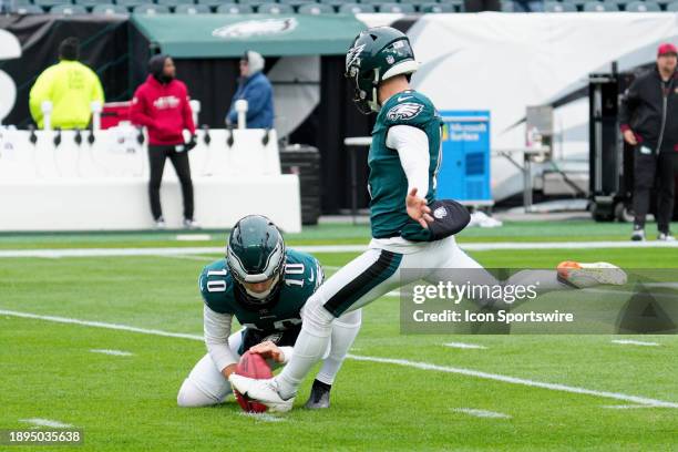 Philadelphia Eagles place kicker Jake Elliott warms up during the game between the Arizona Cardinals and the Philadelphia Eagles on December 31, 2023...