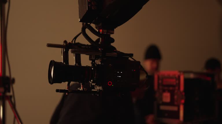 https://media.gettyimages.com/id/1895057930/video/video-camera-attached-to-a-stabilizer-moving-around-the-film-studio-with-crew.jpg?b=1&s=640x640&k=20&c=xYJYkLR_mqOmujMLP4mZzofz8IBcrc0aTcWfX7Tl6XM=