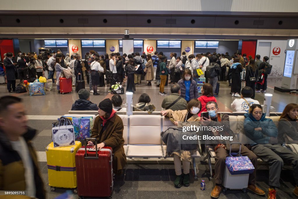Japan Airlines Plane on Fire on Runway at Tokyo's Haneda Airport
