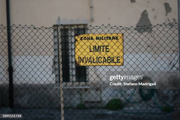 fence net with access ban, military zone - mesh fence stock pictures, royalty-free photos & images