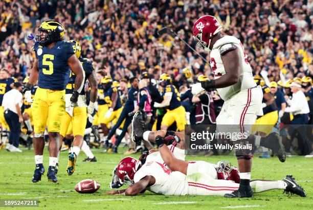 Michigan Wolverines defensive end Josaiah Stewart after stopping a run by Alabama Crimson Tide quarterback Jalen Milroe to defeat Alabama 27-20 in...