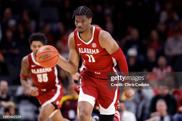 Mohamed Wague of the Alabama Crimson Tide controls the ball during the second half of the Jerry Colangelo's 2023 Hall of Fame Series Phoenix game...