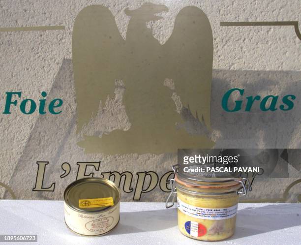 Photo prise le 16 décembre 1999 à Seissan, d'un bocal de foie gras et d'une boîte de conserve contenant des rillettes de canard fabriqués par une...
