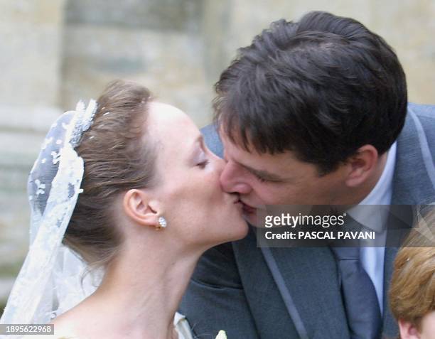 La princesse Marguerite de Bourbon-Parme, petite fille de la reine Juliana des Pays-Bas, embrasse son mari, le baron Edwin de Roy van Zuydewijn , le...