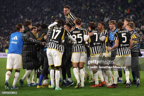 Juventus players celebrate the 1-0 victory following the final whistle of the Serie A TIM match between Juventus and AS Roma at Alliaz Stadium on...