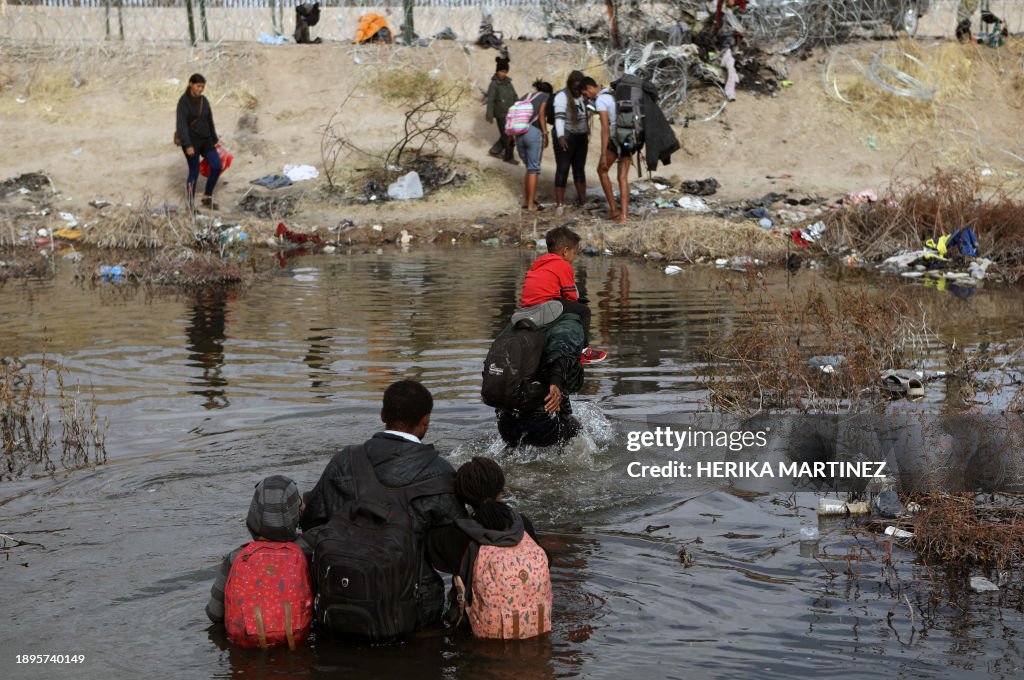 Migrants cross the Rio Bravo river, known as Rio Grande in the United ...