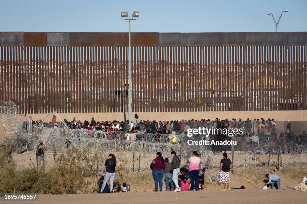 Migrants wait in front of barbed wire as hundreds of migrants are attempting to reach the United States border to seek humanitarian asylum in Ciudad...