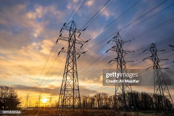 energy transform - tour de télécommunication photos et images de collection