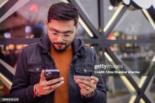 online banking: shopping online on the move - bank card stock pictures, royalty-free photos & images