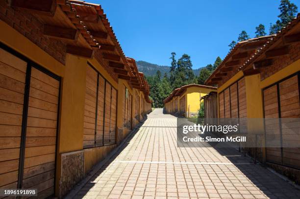 closed market stalls at santuario de la mariposa monarca “el rosario” ["el rosario" monarch butterfly sanctuary], manzana rancho escondido, michoacán, mexico - mariposa monarca stock pictures, royalty-free photos & images