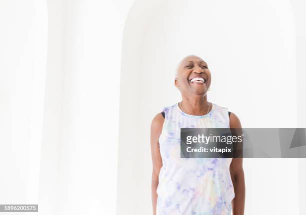 mulher afro-americana sênior se exercitando - skinny black woman - fotografias e filmes do acervo