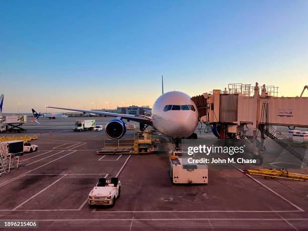 united boeing 777-200, denver international airport, colorado (usa) - boeing 777 stock pictures, royalty-free photos & images